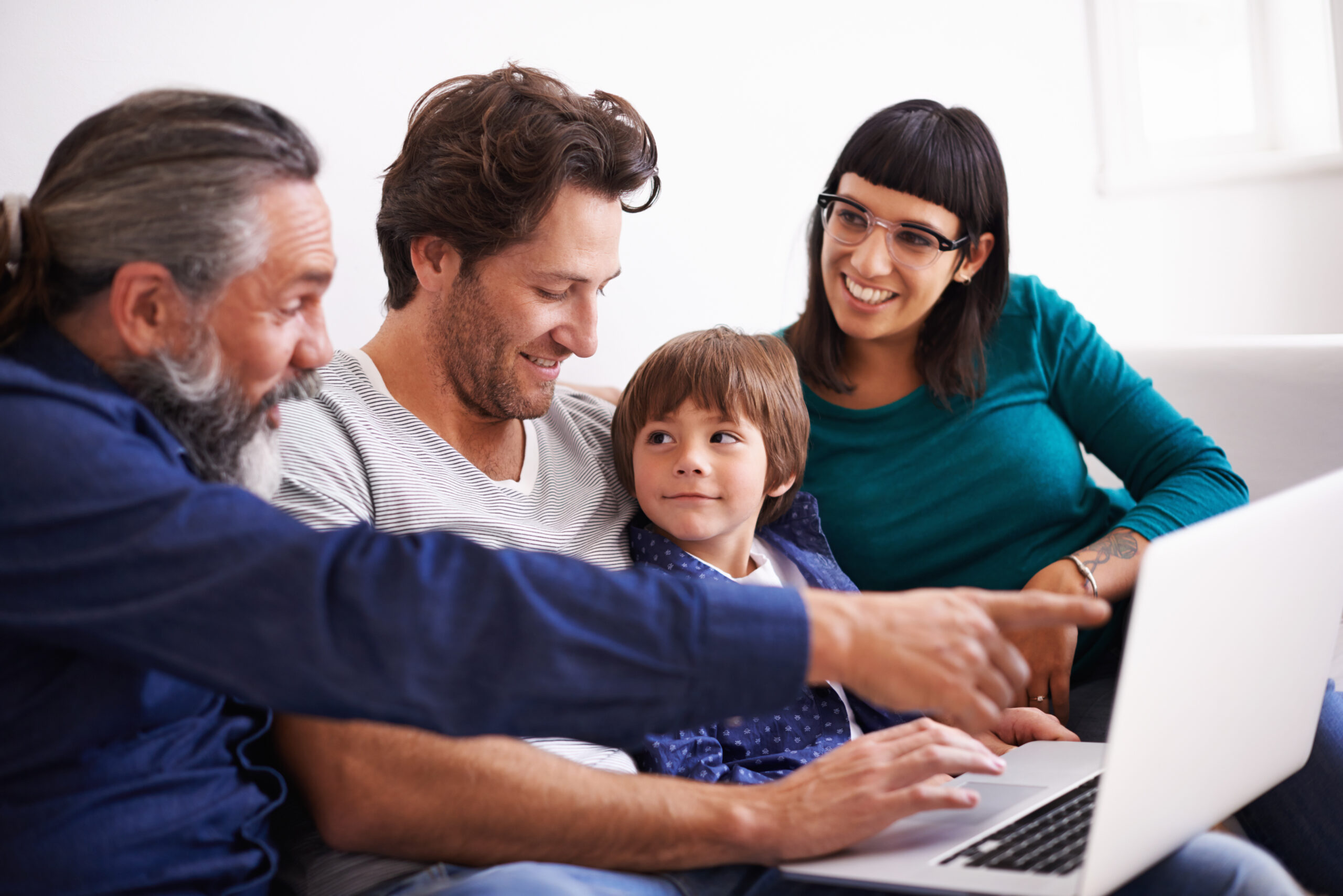 Familie nutzt KI am Laptop