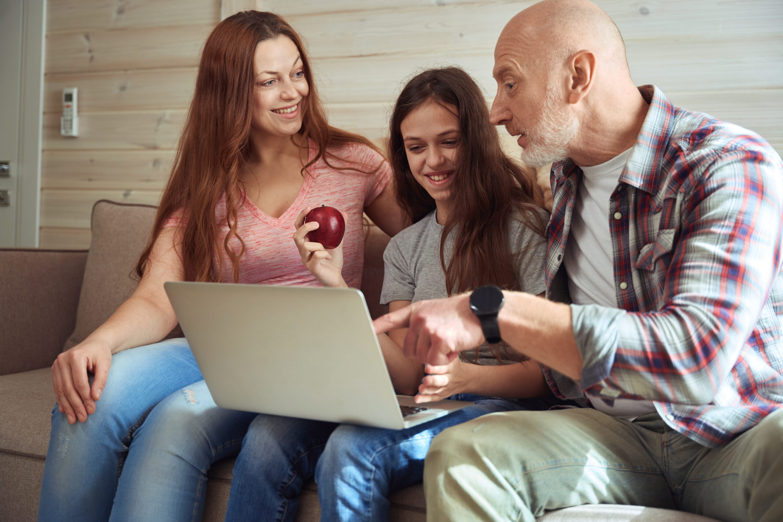 Familie nutzt KI für die Hausaufgaben